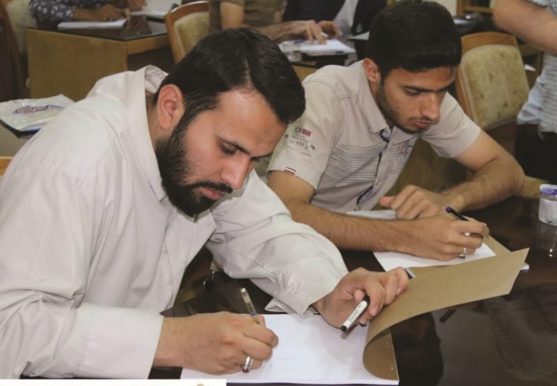 متدرّبون في دورة خط الرقعة